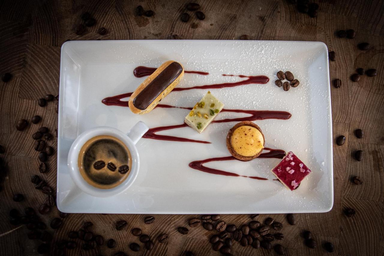 The Oak House Hotel Axbridge Eksteriør billede A coffee and dessert plate
