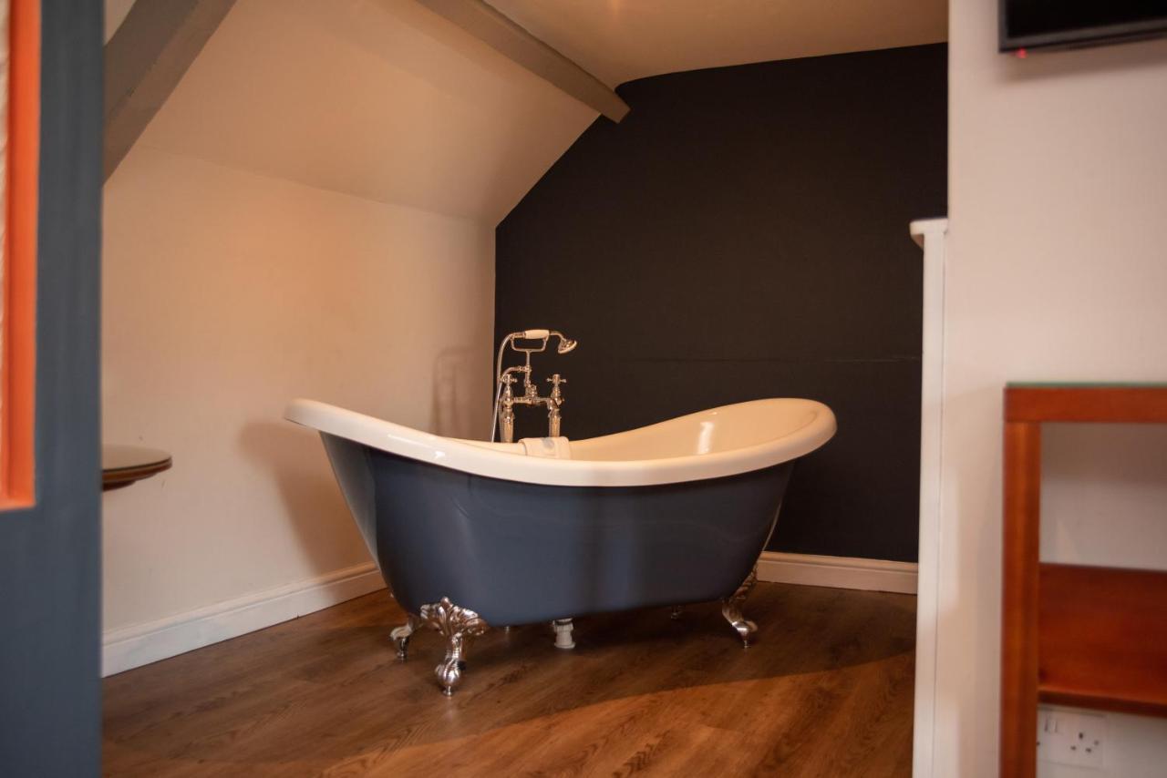 The Oak House Hotel Axbridge Eksteriør billede A freestanding bathtub