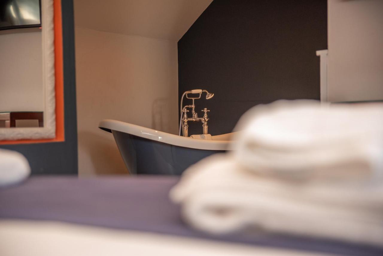 The Oak House Hotel Axbridge Eksteriør billede A bathroom at the hotel