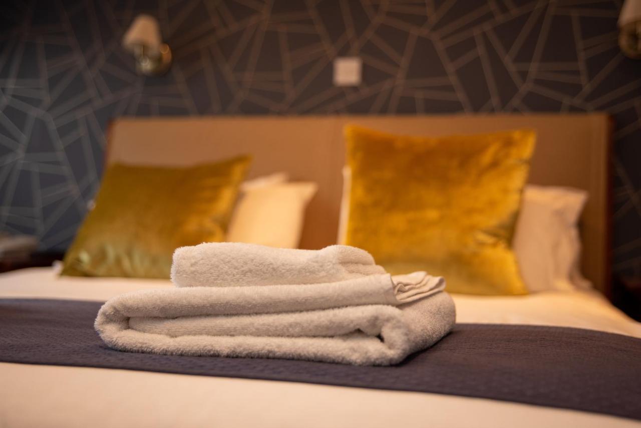 The Oak House Hotel Axbridge Eksteriør billede Towels on a bed