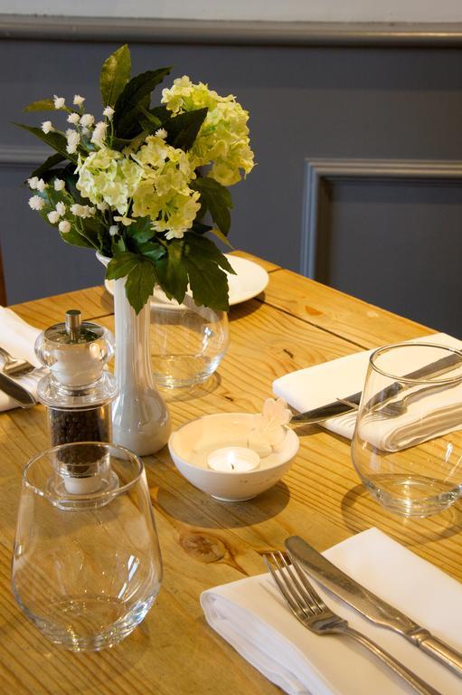 The Oak House Hotel Axbridge Eksteriør billede A restaurant table set for service